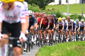 Pelotón en acción en la etapa 11 del Tour de Francia crédito @IneosGrenadiers / X