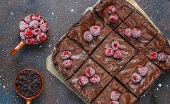 Receta de brownie de chocolate con frutos rojos (Freepik)