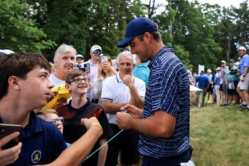 Scottie Scheffler firma autógrafos durante