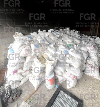 Encuentran un túnel clandestino de presunto huachicol a solo 20 metros de ductos de Pemex en Nuevo León. FGR