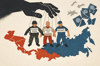 Una mano negra grande sujeta tres marionetas humanas etiquetadas 'seguridad privada', 'empleo civil' y 'mercenario', sobre mapas de Centroamérica y Rusia. Caen aviones y pasaportes rotos.