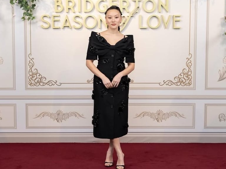 Yerin Ha combina sobriedad y audacia en un vestido negro con aplicaciones florales en relieve y hombros estructurados /Instagram: yerinha_