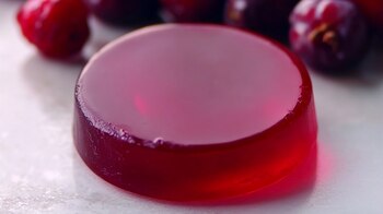 Dulces de gelatina, frutos rojos frescos, presentación creativa, gomitas circulares, arándanos, frambuesas, postre atractivo. - (Imagen Ilustrativa Infobae)