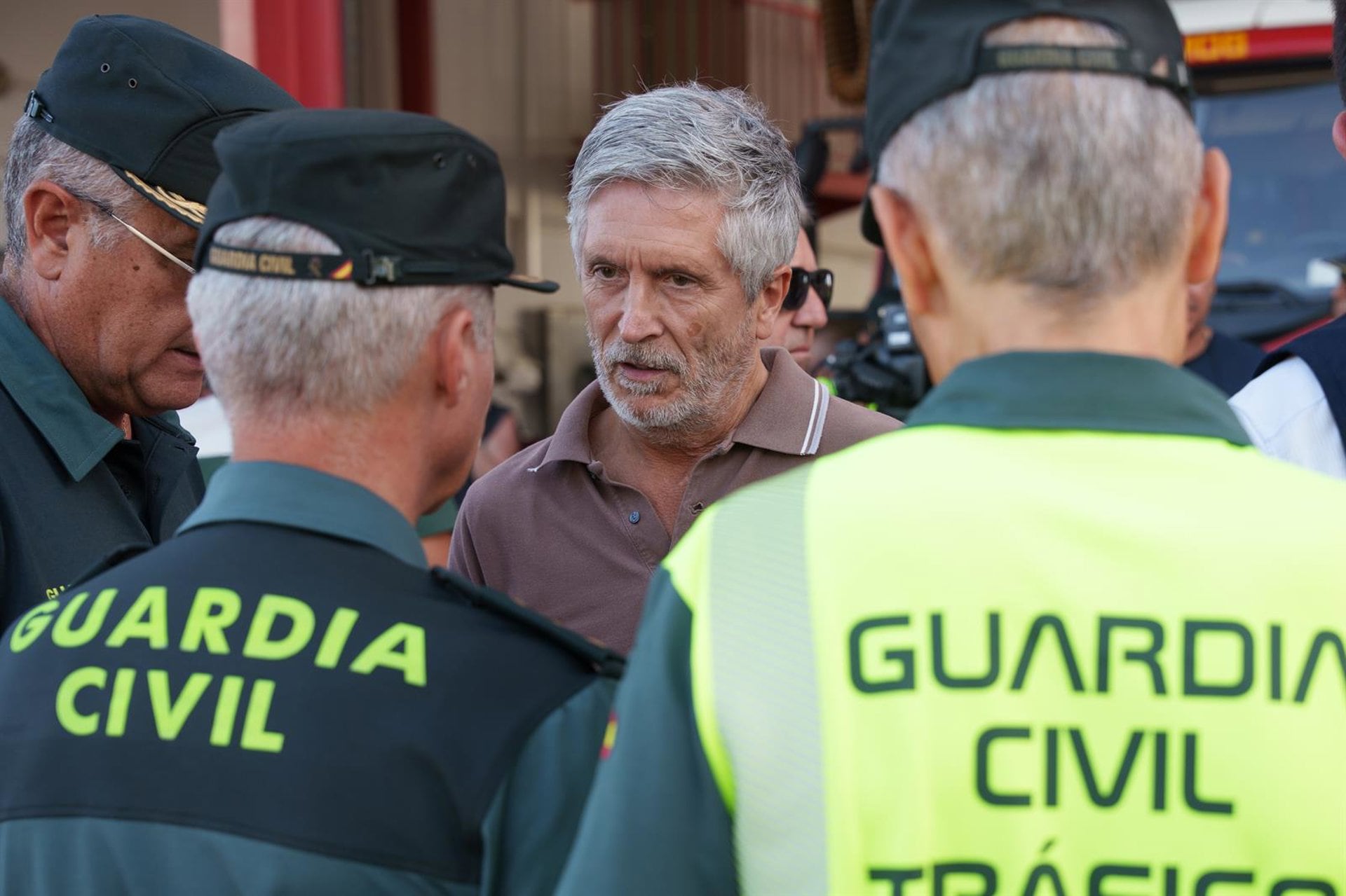 Marlaska acude al puesto de mando avanzado en Cenicientos (Madrid) para seguir la evolución de los tres incendios activo