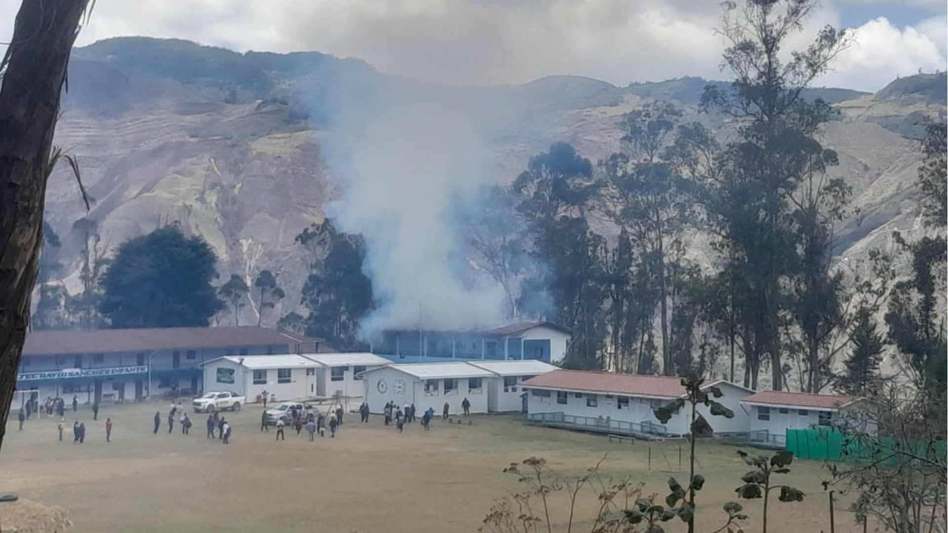 Una humareda se eleva desde la institución educativa David Sánchez Infante en Sorochuco tras un ataque registrado durante la jornada electoral. (Agencia Andina)