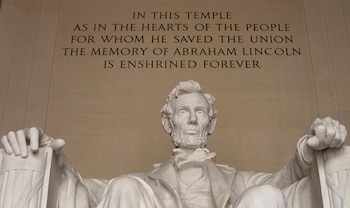 La estatua del presidente Abraham Lincoln en el Monumento a Lincoln (REUTERS/Kevin Lamarque)