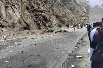 Policías inspeccionan el sitio de