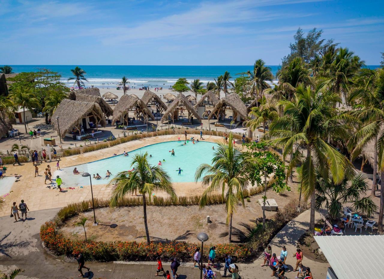 Familias salvadoreñas ajustan su presupuesto vacacional frente al aumento de tarifas en restaurantes y hoteles durante 2026 (Cortesía Secretaría de Prensa)