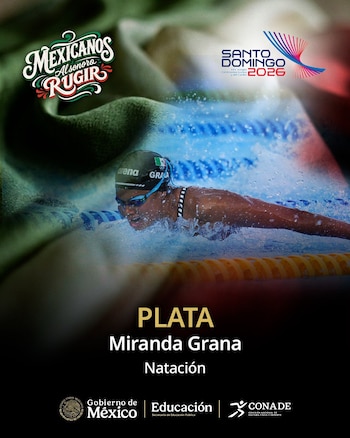 Nadadora con gorro y gafas en piscina, salpicando agua, logos de eventos deportivos y gobierno mexicano, textos de medalla de plata y nombre