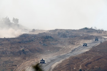Vehículos militares israelíes maniobran en el interior de la Franja de Gaza (REUTERS/Amir Cohen)