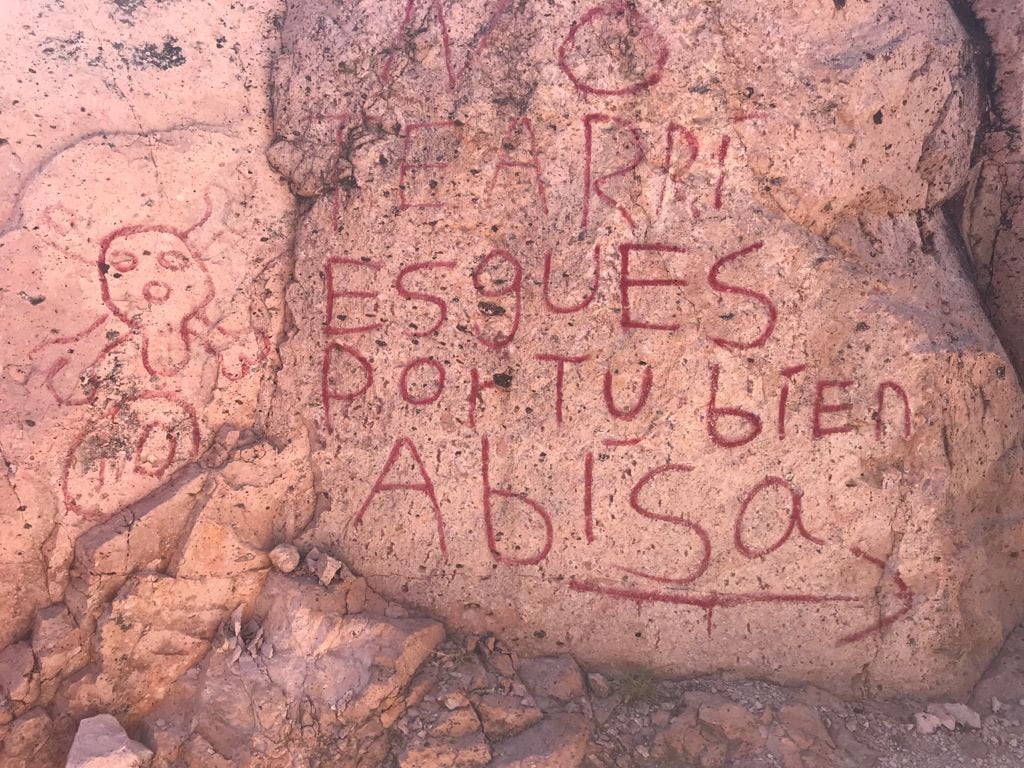 Algunos textos localizados en el campamento que advertían que no ingresarán a los campos de amapola y marihuana sin permiso.
Foto: Especial