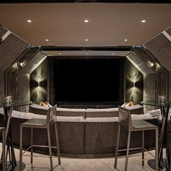 El elevado valor de la propiedad se justifica por su extenso terreno, ubicación privilegiada y alta calidad de construcción. (Crooked River Media)