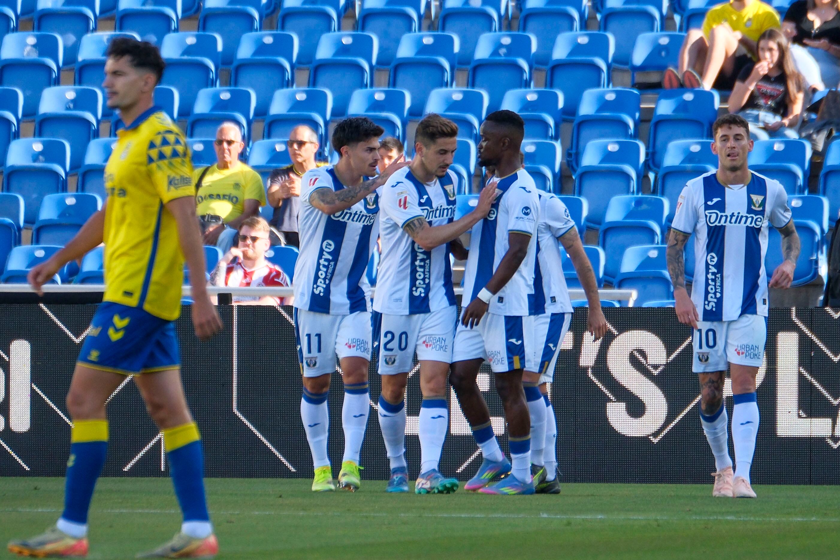 Los jugadores del Leganés celebran su primer gol a la UD Las Palmas durante el partido de la jornada 37 de LaLiga EA Sports entre UD Las Palmas y Leganés. EFE/ Ángel Medina G.