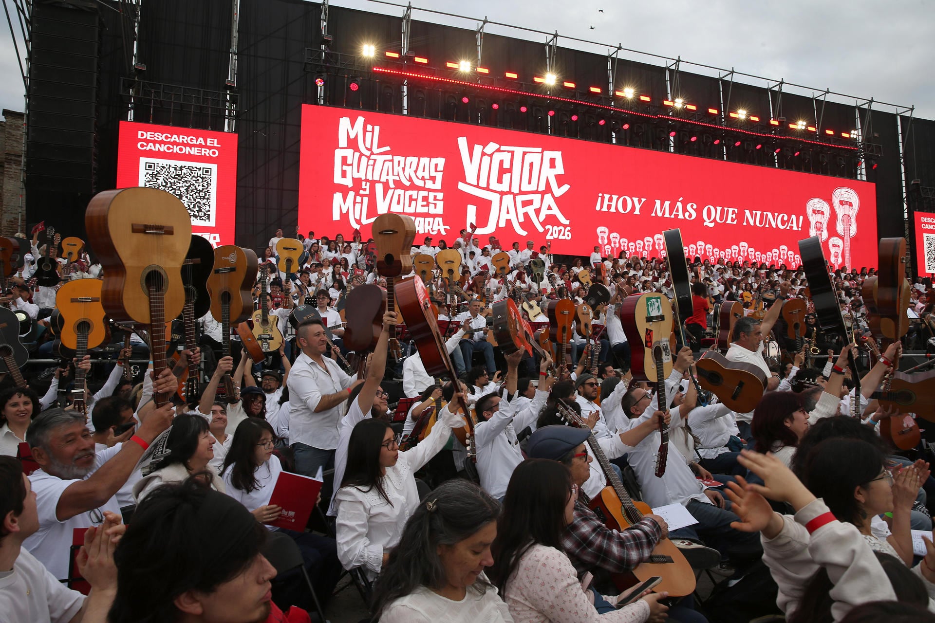 Músicos participan en el evento 'Mil Guitarras y Mil Voces por Víctor Jara' este sábado, en Santiago (Chile). EFE/ Juan José Díez (EFE/ Juan José Díez)