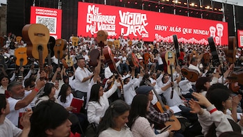 Una multitud homenajea a Víctor Jara, el músico al que le quebraron las manos y se convirtió en símbolo de Chile