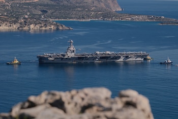 La logística militar de Estados Unidos debe abastecer al USS Abraham Lincoln con agua, alimentos, medicamentos, combustible, repuestos y municiones a miles de kilómetros (AP Foto/Giannis Angelakis, Archivo)