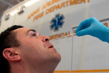 A un hombre le hacen una prueba de coronavirus en EEUU. EFE/EPA/ALEX EDELMAN/Archivo