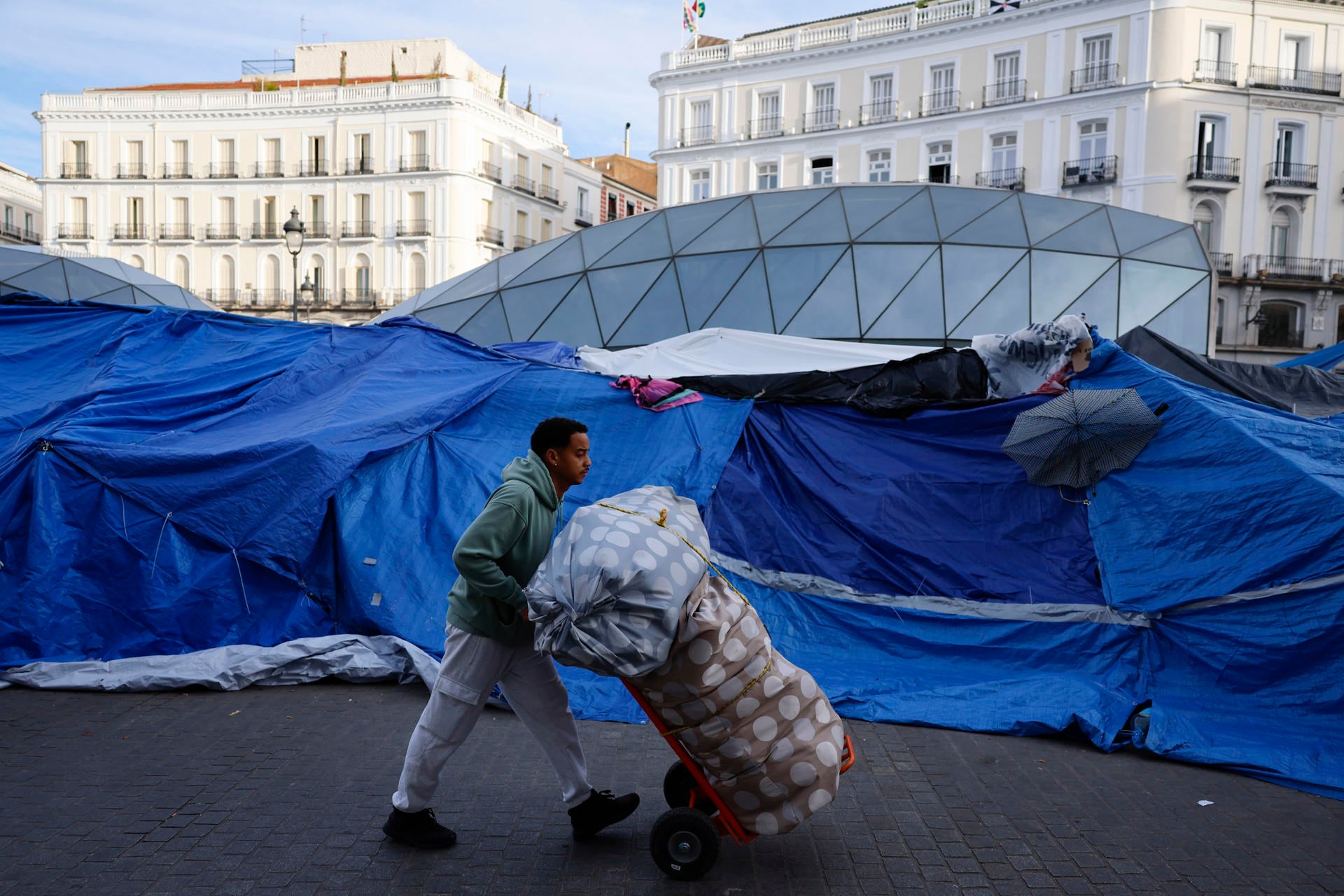Las tiendas de campaña continúan reclamando el derecho una vivienda digna en la Puerta del Sol casi un mes después del inicio de la acampada el pasado 26 de septiembre. (EFE/ Mariscal)