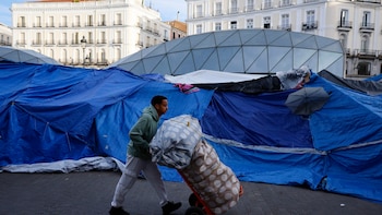 La acampada de Sol cumple un mes sin un liderazgo claro y con llamadas a la retirada: “No puede durar para siempre, ya ha servido para visibilizar la crisis de vivienda”