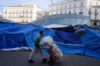 Las tiendas de campaña continúan reclamando el derecho una vivienda digna en la Puerta del Sol casi un mes después del inicio de la acampada el pasado 26 de septiembre.