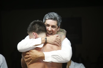 Javier Azcurra junto a Joaquín Faccio, después de su título mundial (Intendencia de Maldonado)