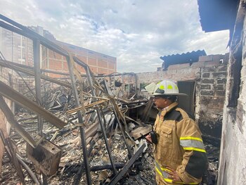 Fueron rescatados dos adultos mayores de un icicendio en su vivienda en Dabeiba - crédito @DAGRDMedellin/X (Twitter)
