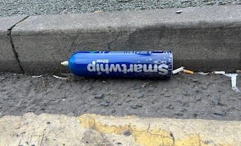 Una botella de "gas de la risa" en el suelo. (EUDA)