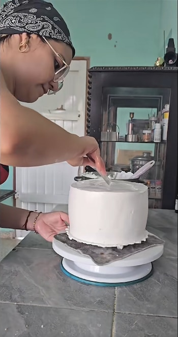 Sin electricidad, sin huevos y con clientes del exterior que se desconectan: así intenta sobrevivir una repostera en Cuba (Captura de video)