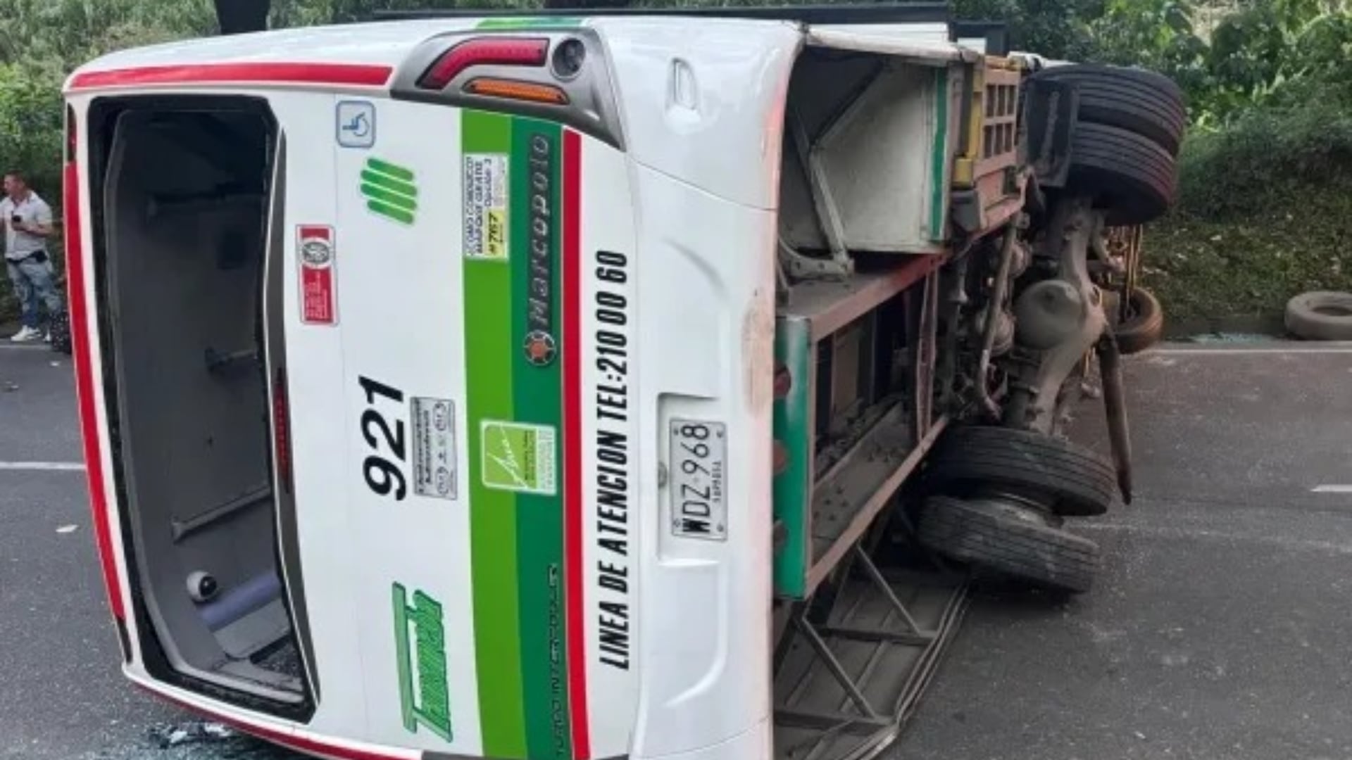 El volcamiento de un bus alimentador del Metro de Medellín dejó alrededor de 30 lesionados en la autopista Norte, entre Girardota y Barbosa - crédito X