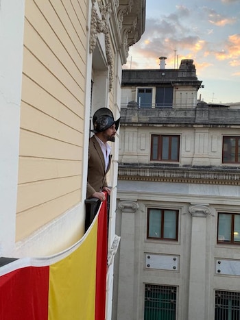 Santiago Abascal presumía de estar a la "vanguardia de la reconquista" llevando un morrión en la cabeza, un casco militar típico de los siglos XVI y XVII (X / @vox_es)