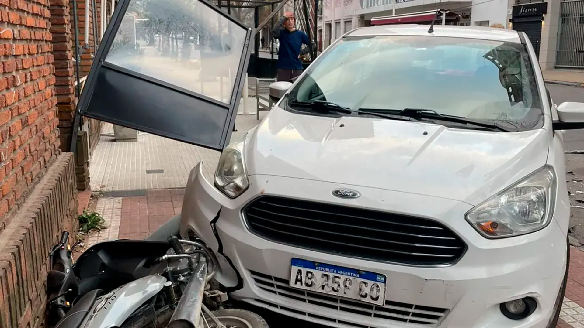 El choque afectó a un auto particular y a una motocicleta (Foto: 0221)