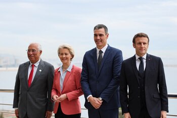 El presidente del Gobierno de España, Pedro Sánchez; el presidente de Francia, Emmanuel Macron; el presidente del Gobierno de Portugal, Antonio Costa; y la presidenta de la Comisión Europea, Ursula von der Leyen, posan para una foto antes de la Cumbre del Corredor Verde del Hidrógeno Barcelona-Marsella (H2MED), un evento anexo a la IX Cumbre Euromediterránea (EU-MED9), en Alicante (REUTERS/Violeta Santos Moura)