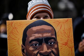 Una persona sostiene una imagen