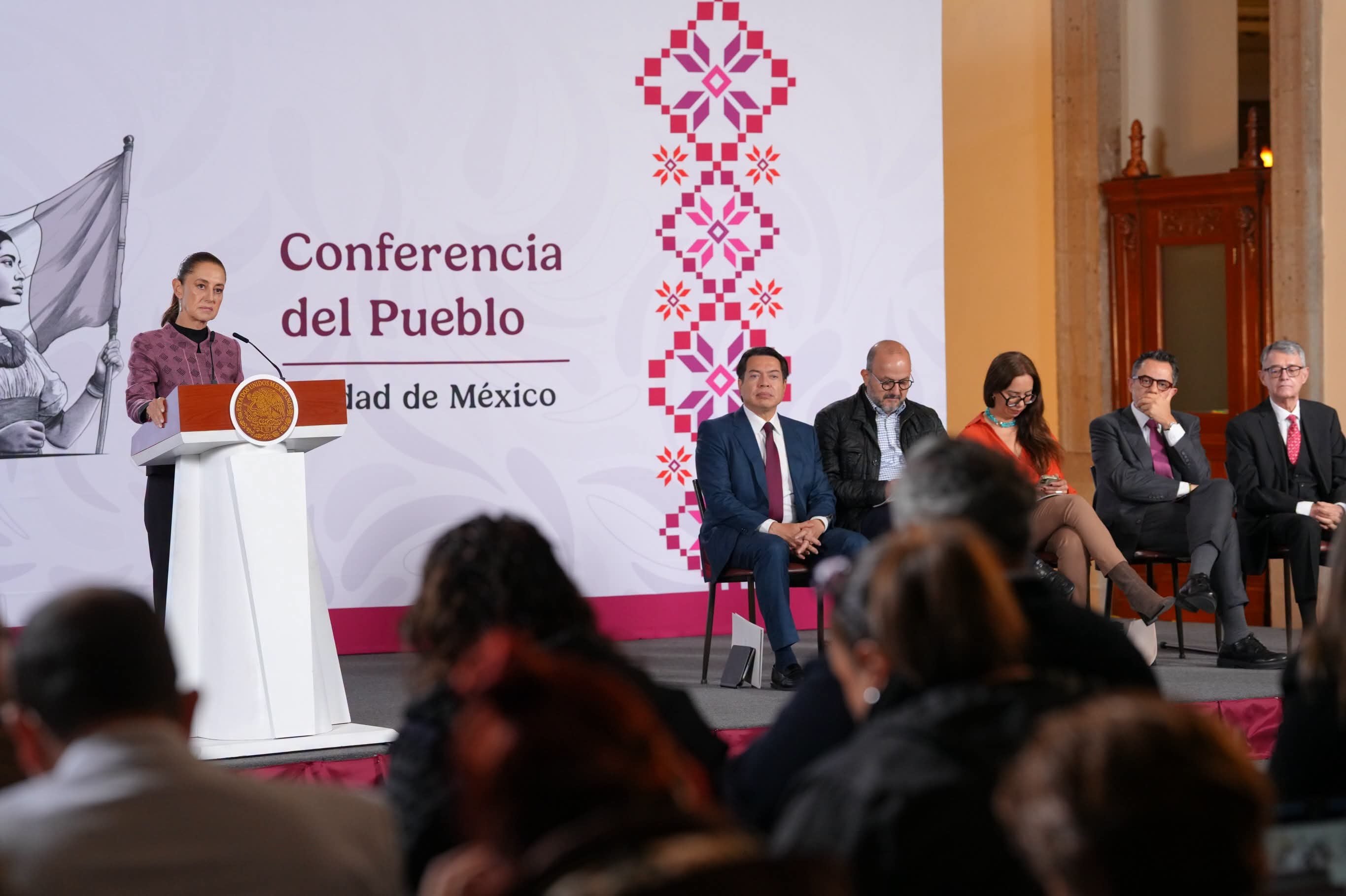 La presidenta Claudia Sheinbaum impulsa la regulación del uso de celulares en las escuelas.
Crédito: X/ @mario_delgado