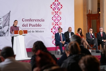 La presidenta Claudia Sheinbaum impulsa la regulación del uso de celulares en las escuelas.
Crédito: X/ @mario_delgado