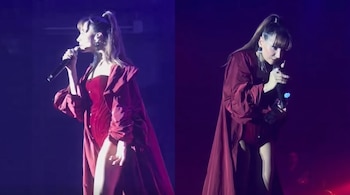Díptico muestra a una mujer con cabello recogido y flequillo, vestida de rojo oscuro, cantando con un micrófono en la mano sobre un escenario iluminado.