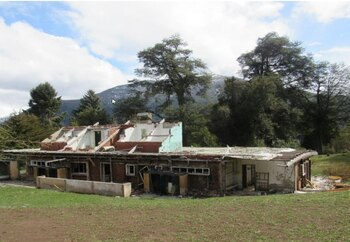 Los edificios fueron vandalizados por