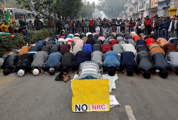 Musulmanes rezan durante una protesta