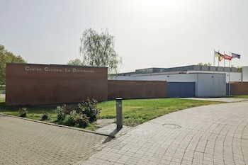 Vista del exterior del centro cultural La Despernada, en Villanueva de la Cañada (Madrid) donde fue apuñalado un niño de 11 años. (Isabel Rodríguez/EFE)