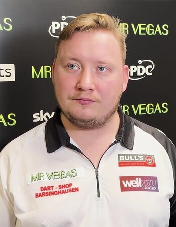 Martin Schindler se clavó un dardo en el pie en plena competencia