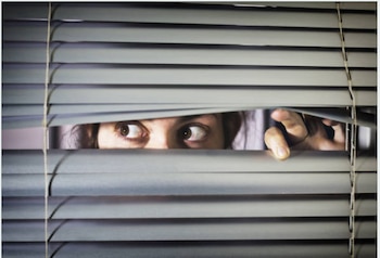 Espiar a los vecinos en