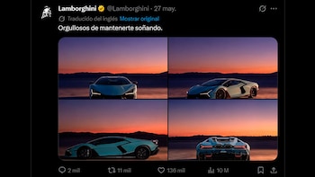 Cuatro imágenes de un Lamborghini Revuelto híbrido azul claro o turquesa, estacionado en un paisaje desértico con cielo de atardecer naranja y morado
