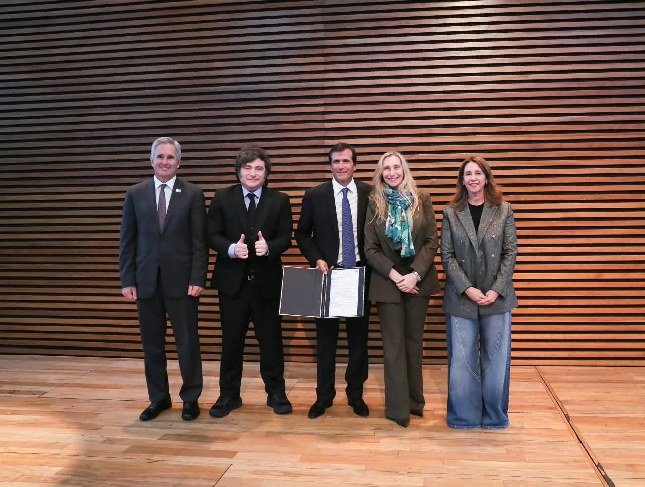 Milei y Cambiaso posaron junto a otras autoridades presentes en la ceremonia de reconocimiento al polista, que también fue distinguido como ciudadano ilustre de la Ciudad de Buenos Aires.