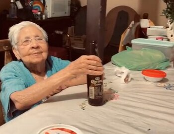 La tía Amelia, contenta, es