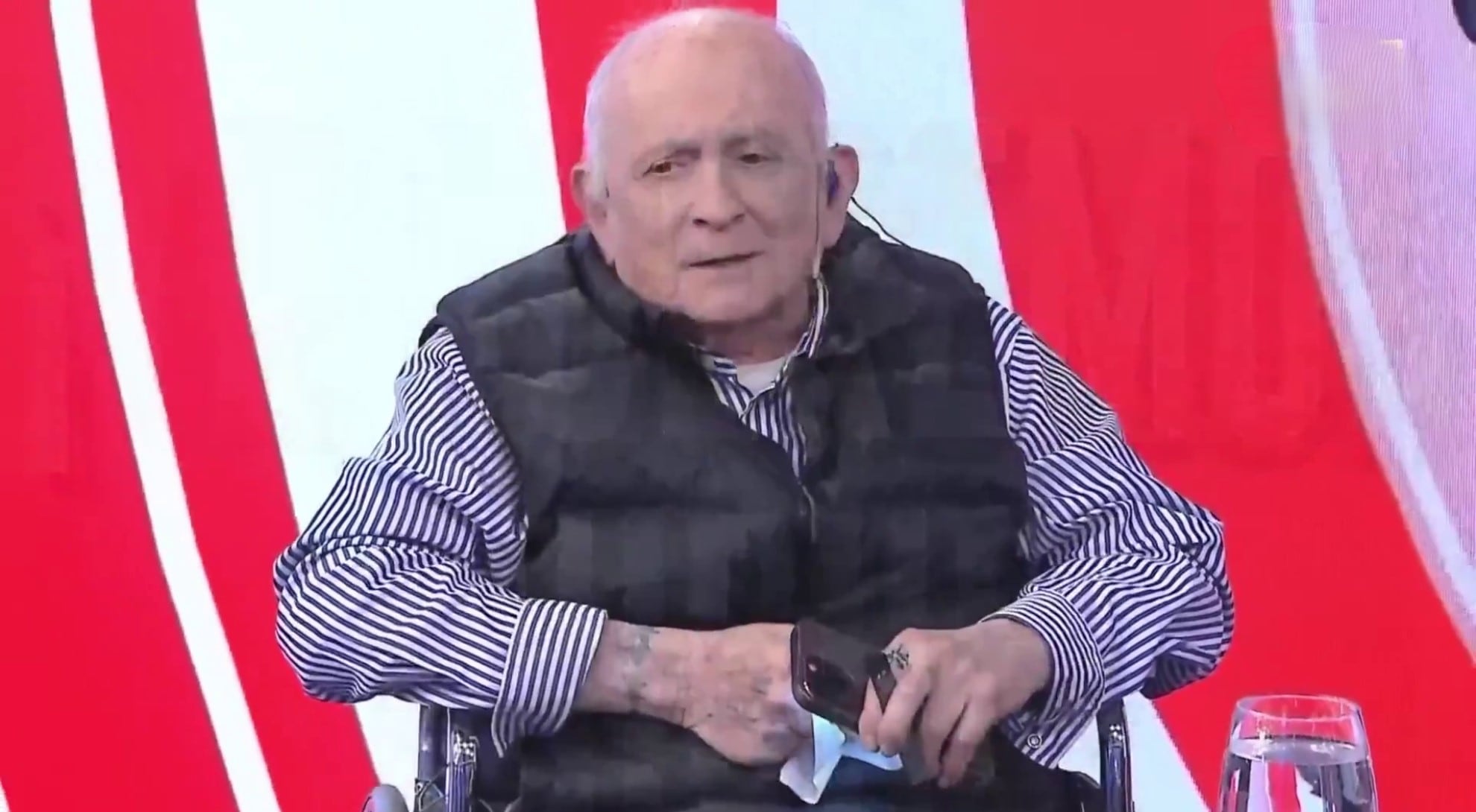 Chiche Gelblung volvió a Crónica TV en silla de ruedas tras una internación
