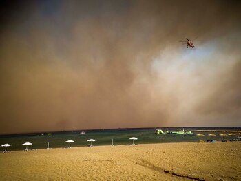 Nuevas evacuaciones ordenadas en Grecia a medida que los fuertes vientos y el calor alimentan los incendios forestales