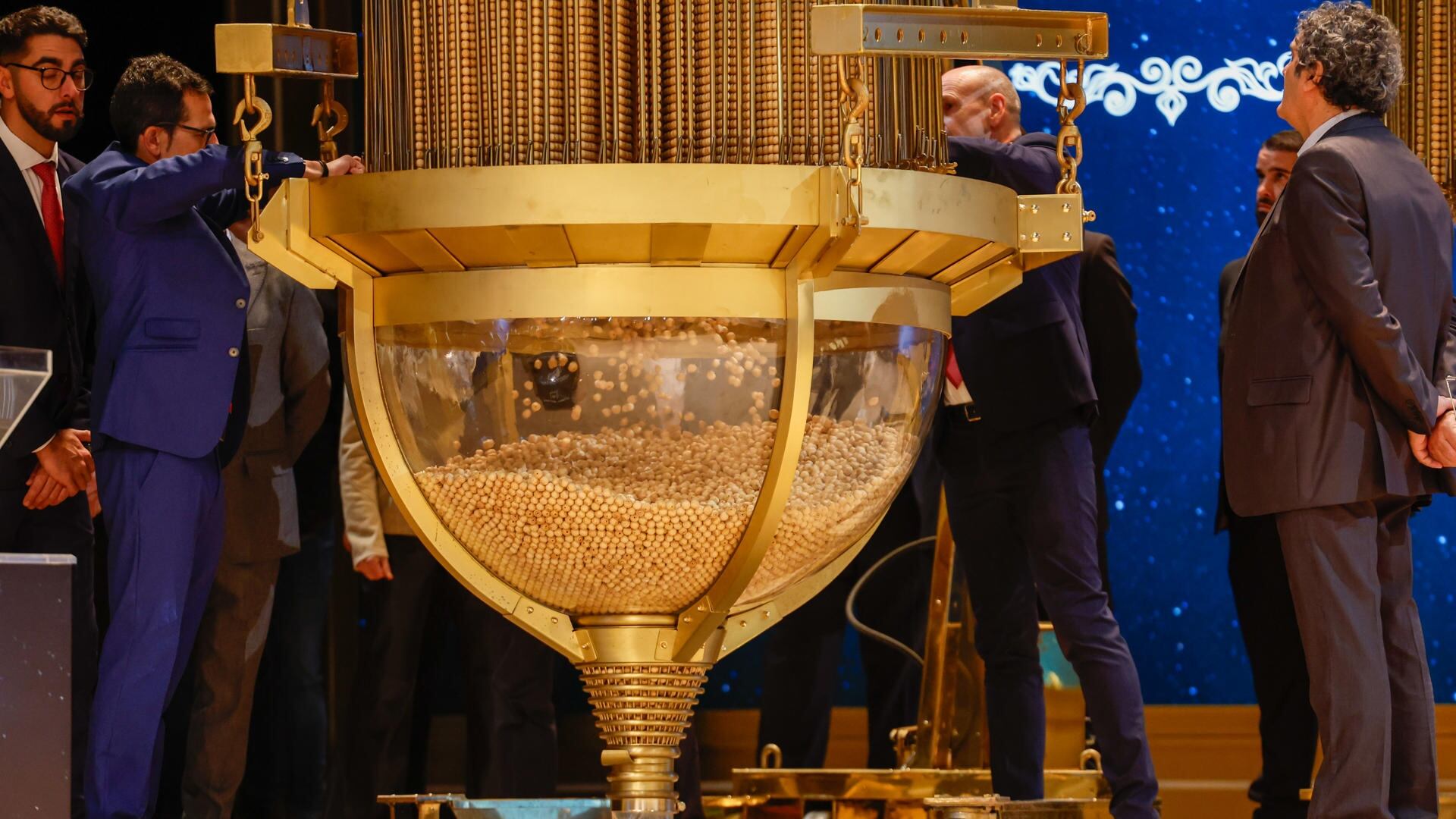 Los premios inferiores a 2.000 euros pueden cobrarse directamente en cualquier punto de venta. (EFE/Javier Lizón)