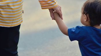 La generación que no puede permitirse ser madre ni padre: tener un hijo antes de los 30 dispara hasta diez veces más el riesgo de pobreza severa