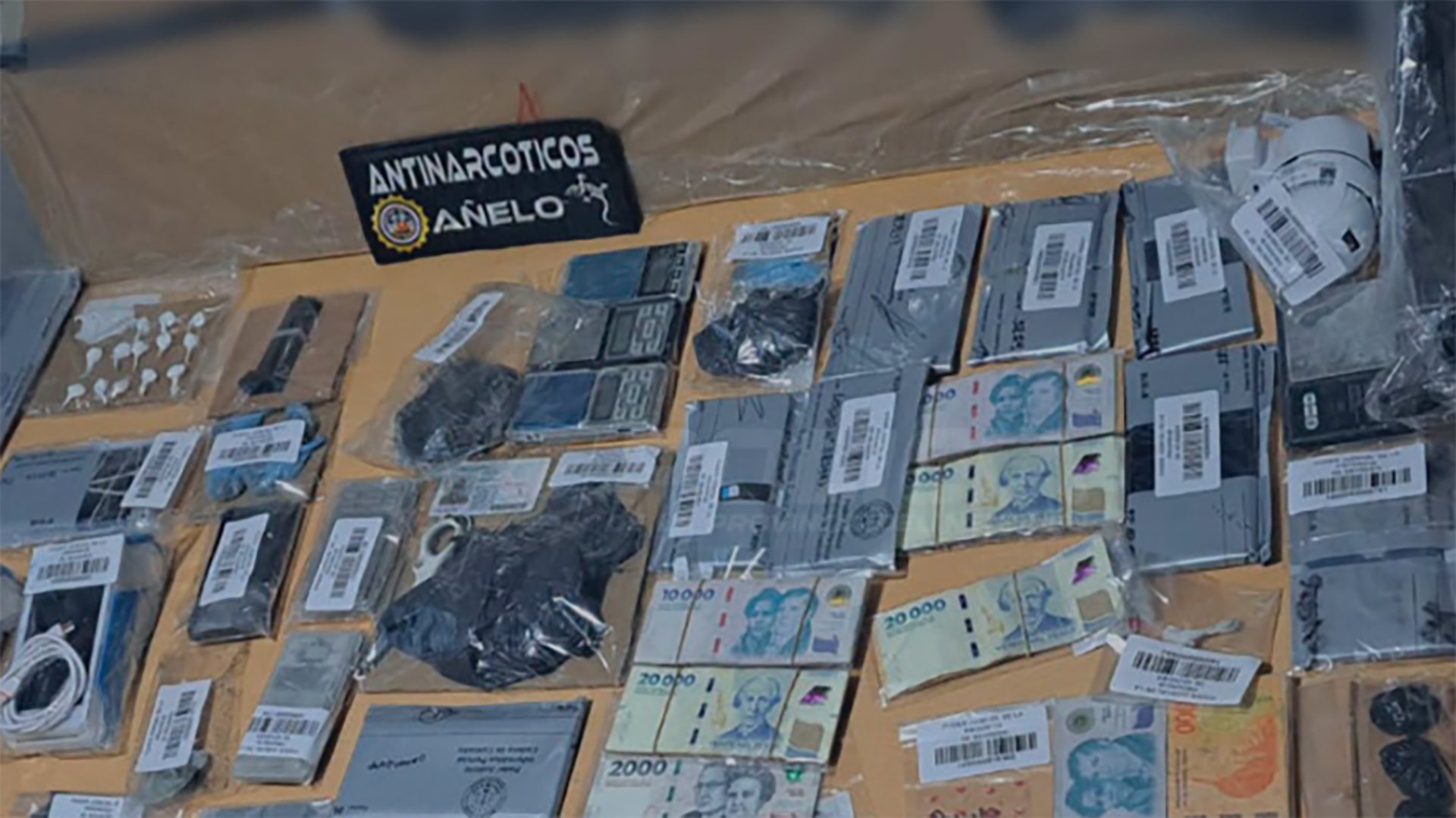 Los agentes secuestraron dinero en efectivo, dispositivos electrónicos, vehículos y municiones