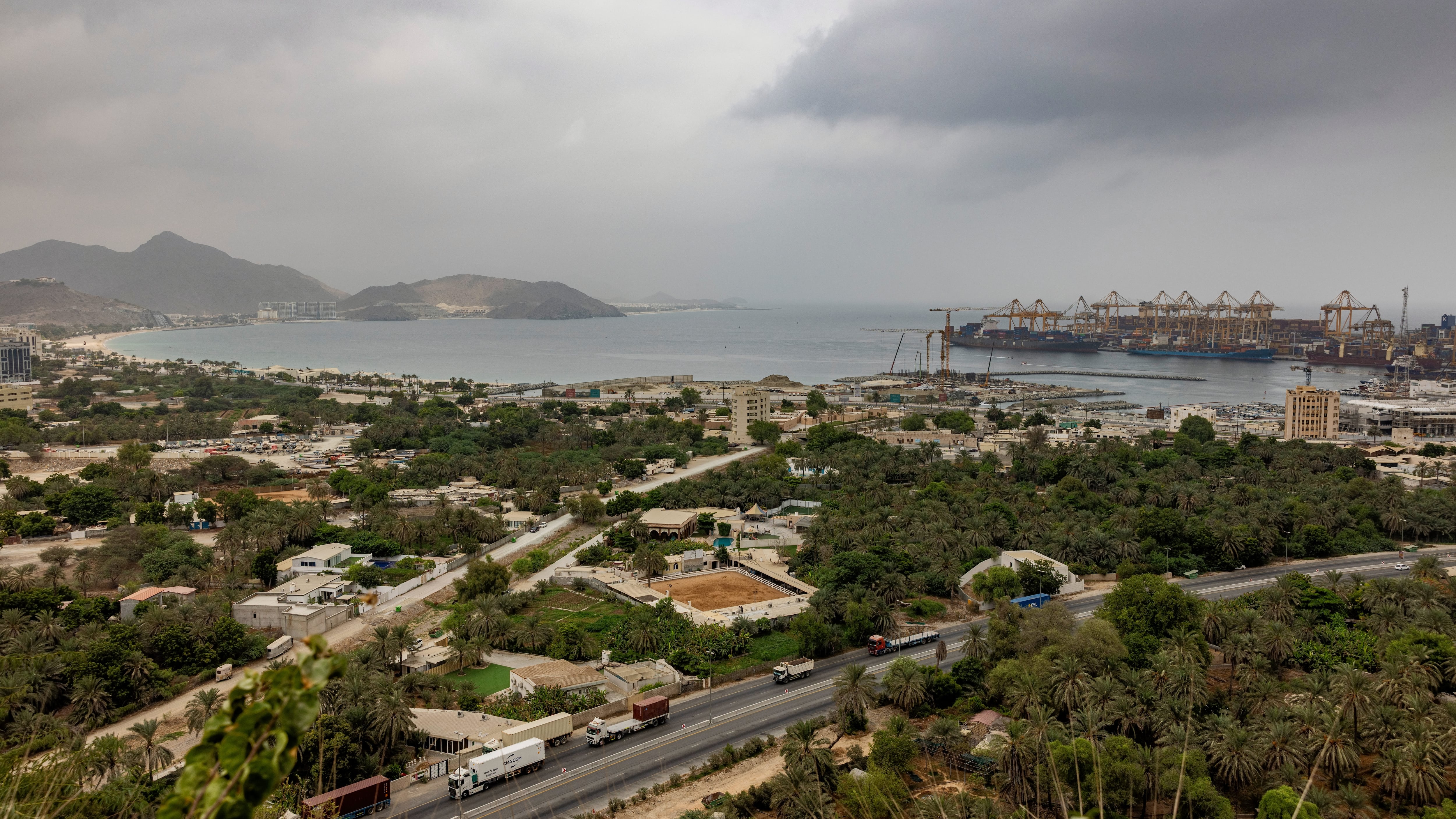 Vista del puerto de Khorfakkan, que tiene acceso directo al Océano Índico. (Katarina Premfors/Para The Washington Post) (Katarina Premfors/Para The Washington Post)